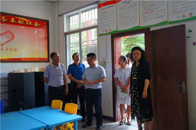 团省委领导在县志愿者协会调研(图2)