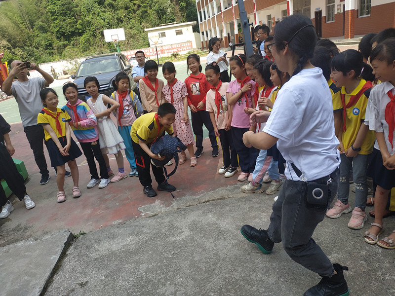 壹基金“儿童平安小课堂”走进五斗江中心小学。(图12)