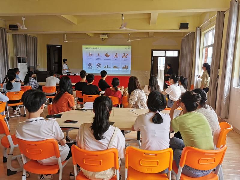 壹基金“儿童平安小课堂”走进五斗江中心小学。(图1)