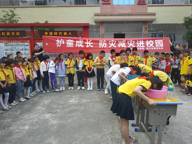 “护童成长-防灾减灾进校园”走进五斗江中心小学。(图9)