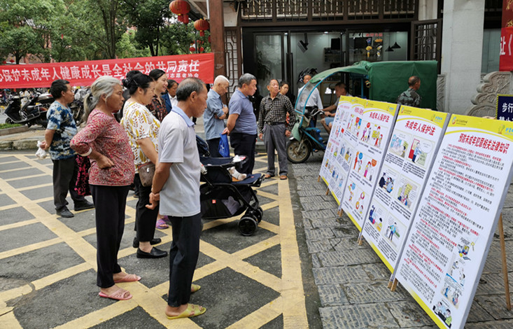 江西遂川：《未成年人保护法》宣传，全民关爱未成年人(图2)