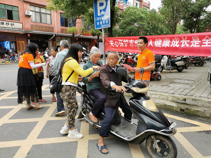 江西遂川：《未成年人保护法》宣传，全民关爱未成年人(图5)